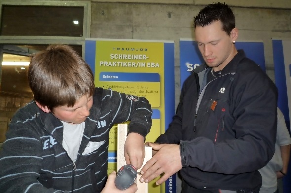 Königliche Hilfe, Kilian Wenger hilft Matthias Jungen beim Traktorbau.