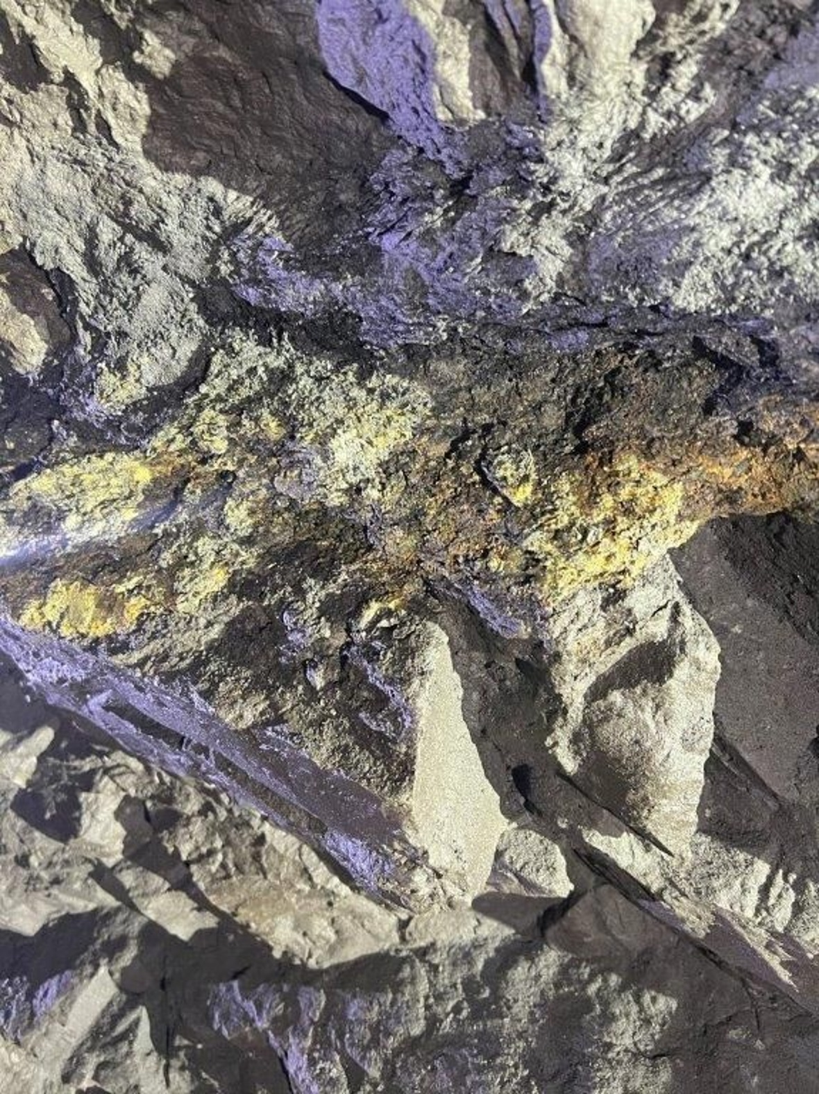 Kohlebergwerke Boltigen: Farbenpracht im Stollen.