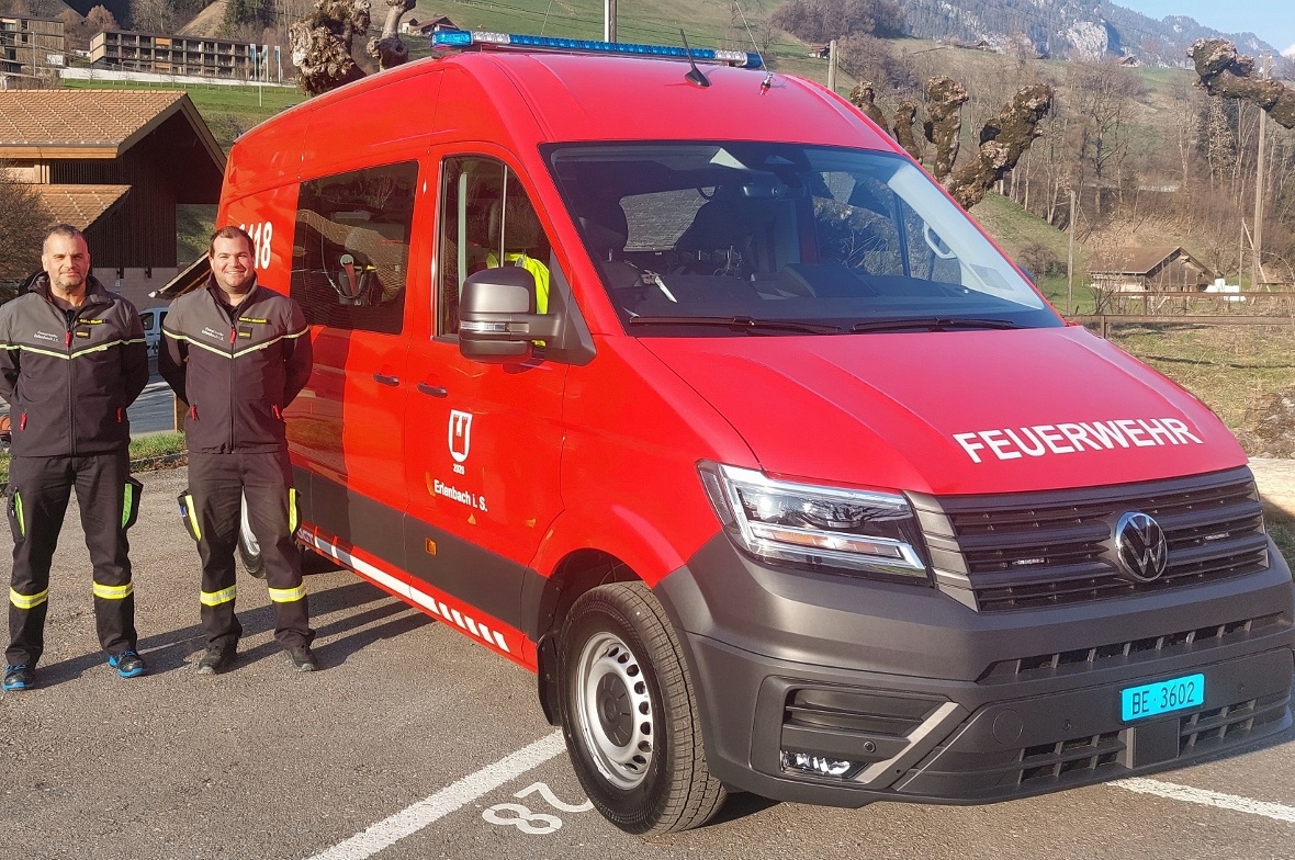 Kommandant Sandro Messerli (rechts) und sein Stellvertreter Adrian Stucki freuen sich über den neuen Atemschutzbus.