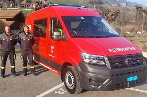 Kommandant Sandro Messerli (rechts) und sein Stellvertreter Adrian Stucki freuen sich über den neuen Atemschutzbus.