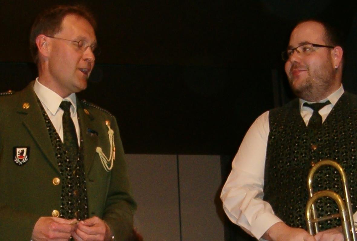 Komponist Hanspeter Janzi (r) mit Dirigent Marc Mathis