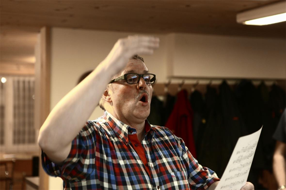 Komponist Ueli Moor dirigiert jeden Montag «seinen» Jodlerklub St. Stephan.