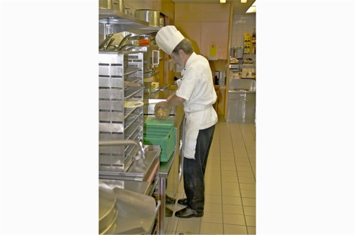 Konrad Hofmann bereitet Sellerie für die Kinder vor.