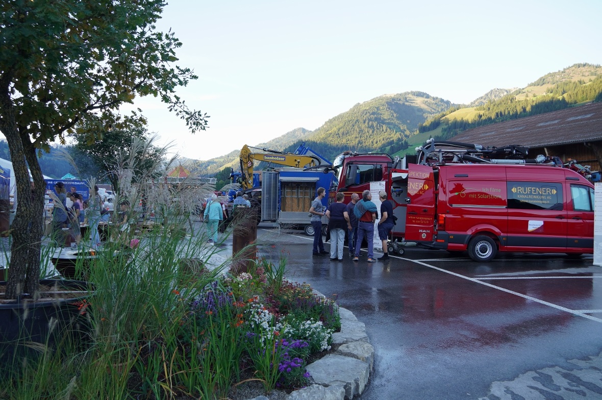 Kontraste in der Aussensektion: Blühender Garten und hochspezialisierte Fahrzeug...