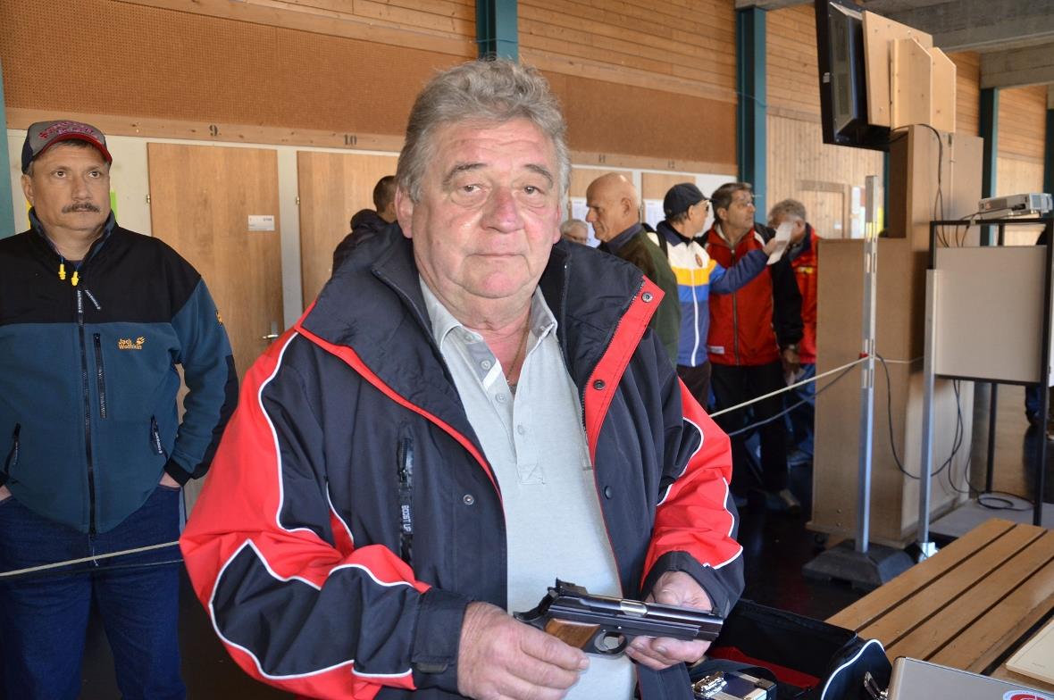 Konzentration und Waffenvorbereitung für den Meisterfinal. Der Blick in die Kame...