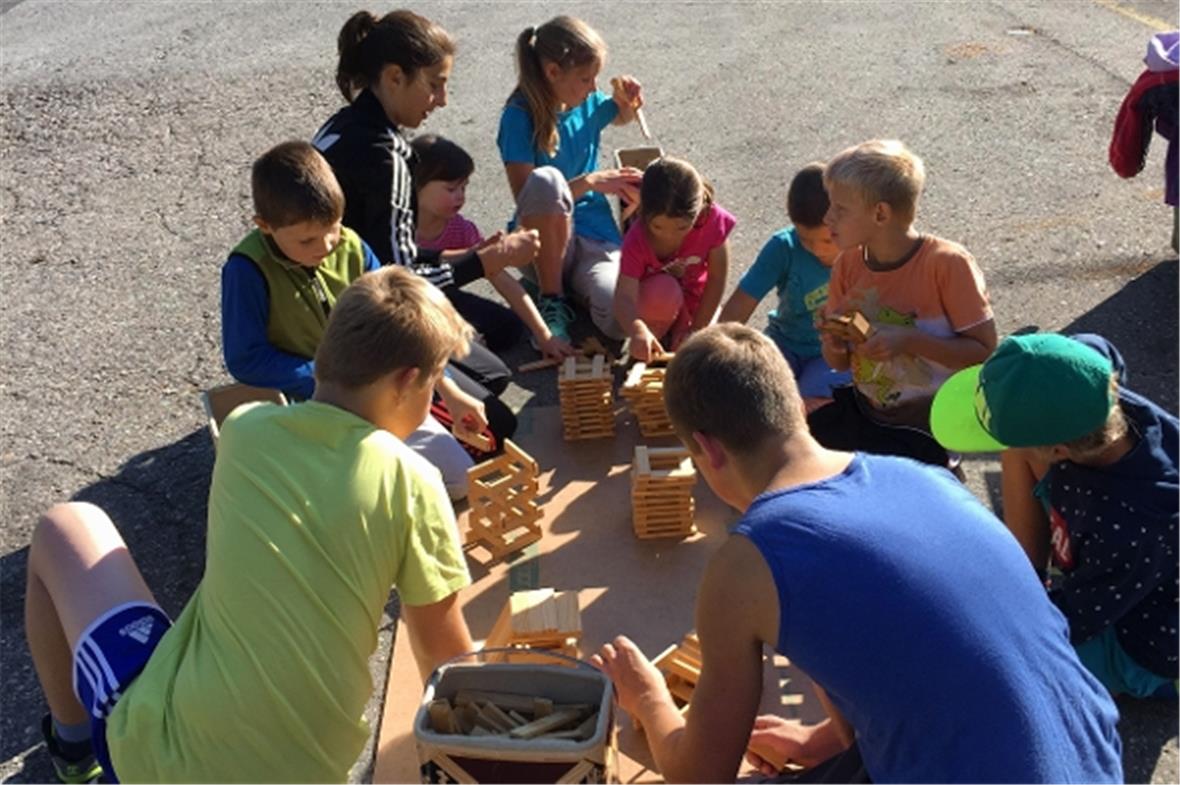 Konzentriert am Bauen der kreativen Burg.