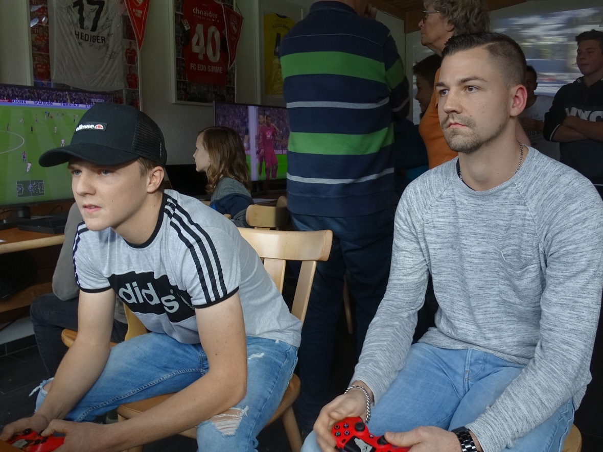 Konzentriert blicken zwei Spieler auf den Bildschirm.