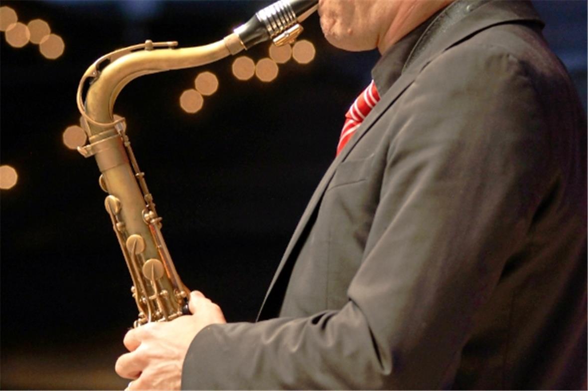 Konzentriert swingend: Sandro Häsler von den Steamboat Rats.