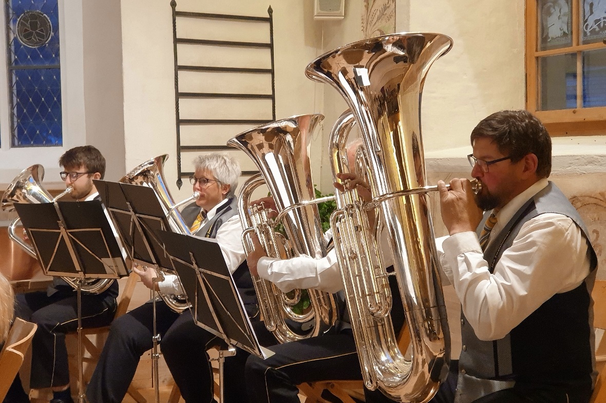Konzentrierte Musikanten aus Zweisimmen.