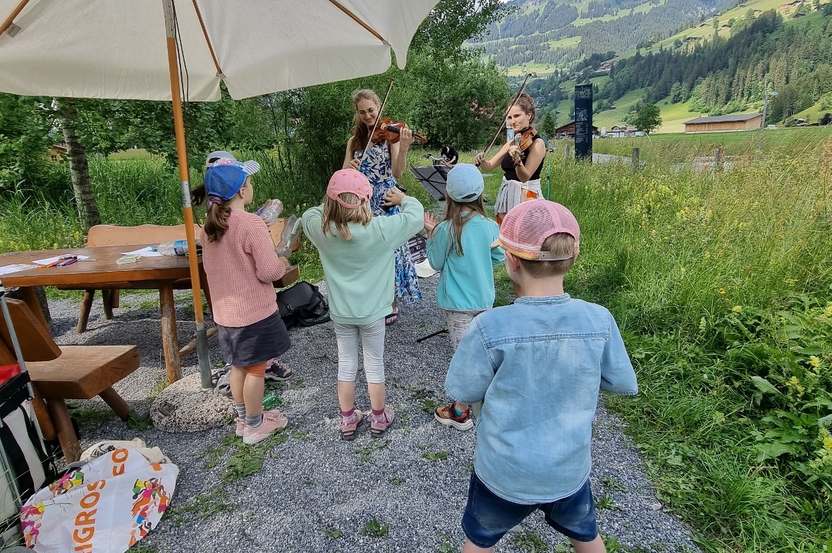 Konzert für zwei Geigen und PET-Flaschen, links Susanne Isenberg, rechts Viviane...
