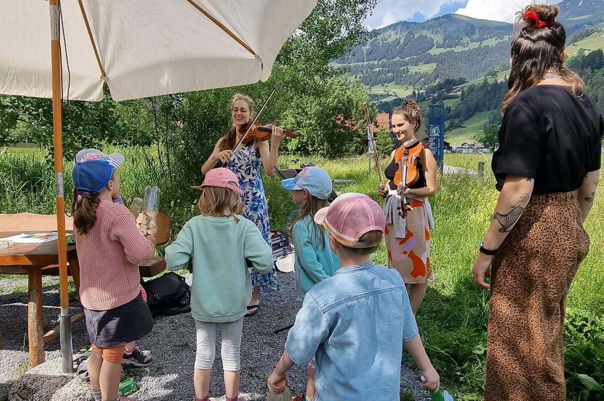 Konzert für zwei Geigen und PET-Flaschen, von links Susanne Isenberg, Viviane Ru...