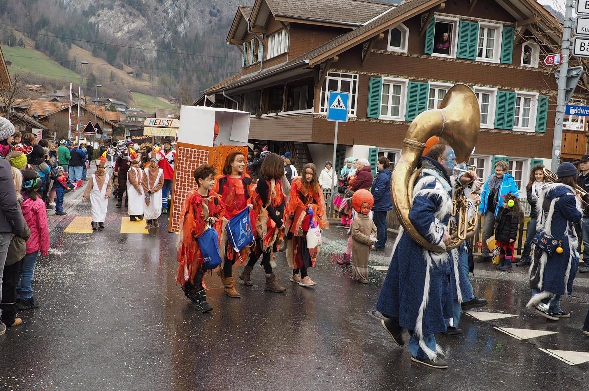 Kostümierte Kinder folgten der Bödeli Rasselbande aus Interlaken.