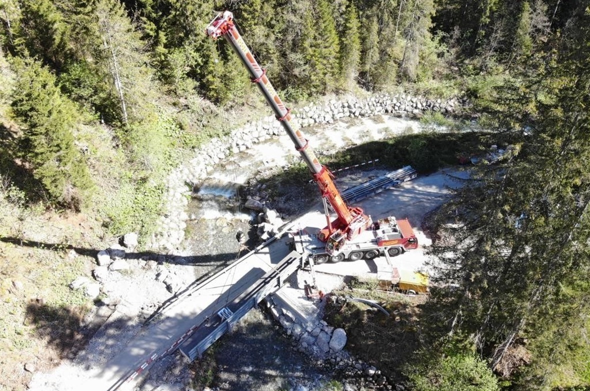 Kranwagen Drohnenaufnahme.