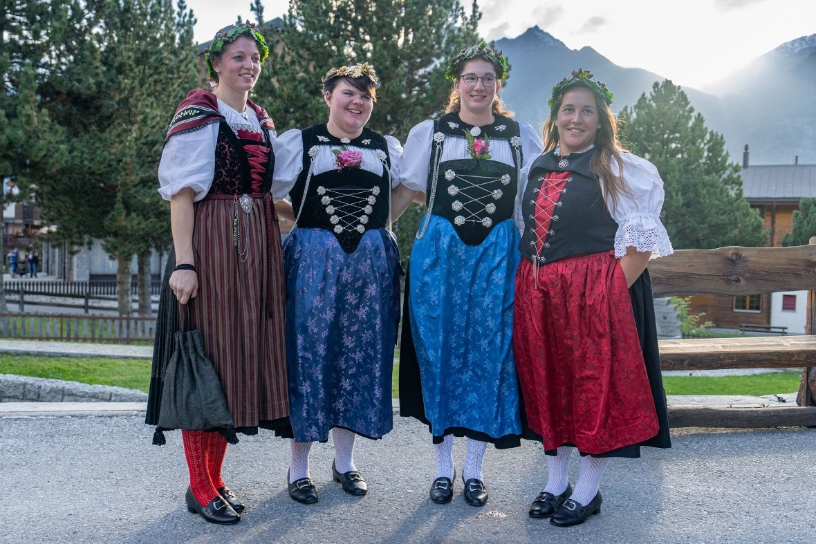 Kranzerinnen bei den Frauen: Fränzi Rickenbacher, Festsiegerin und Schwingerköni...