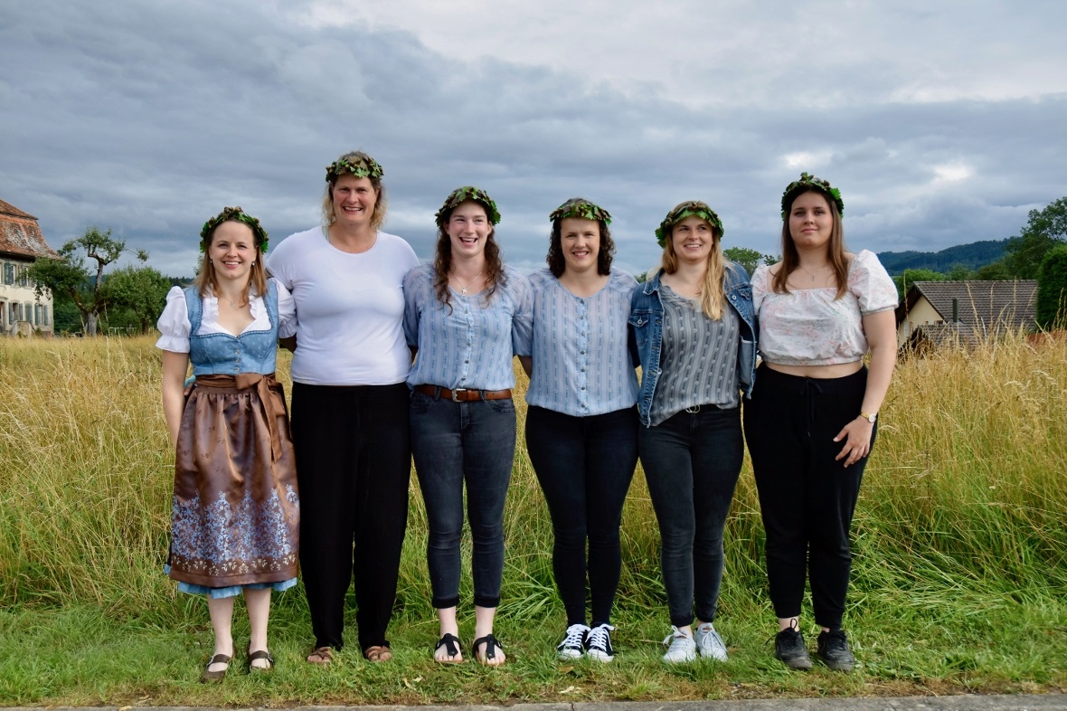 Kranzerinnen (v.l.): Diana  Fankhauser (2c), Franziska Ruch (2b), Meliassa Kloss...