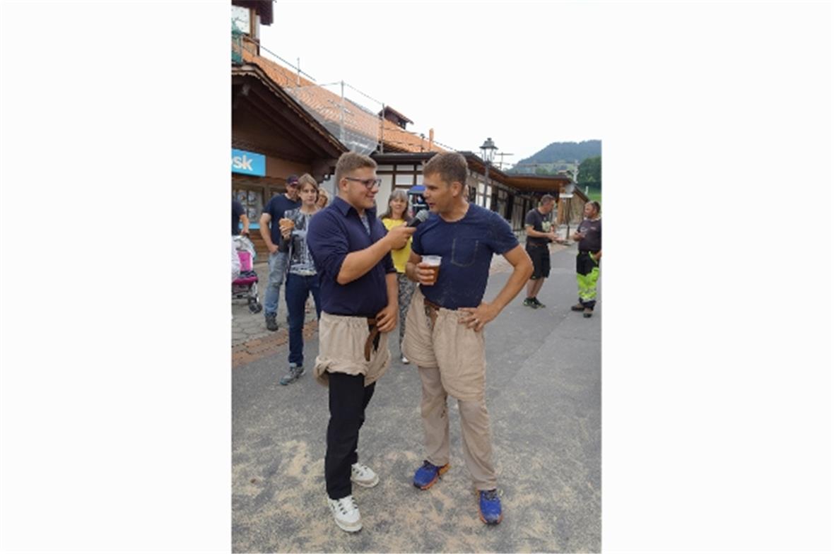 Kranzschwinger Patrick Gobeli interviewt spontan Tom Wittwer.