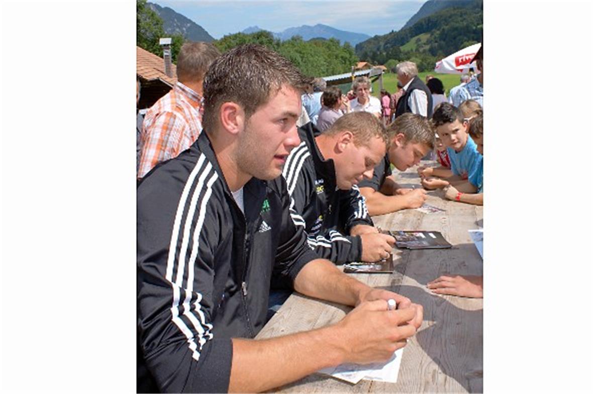 Kranzzschwinger Ruedi Roschi, Simon Anderegg und Niklaus Zenger während der Auto...