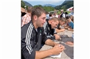 Kranzzschwinger Ruedi Roschi, Simon Anderegg und Niklaus Zenger während der Auto...
