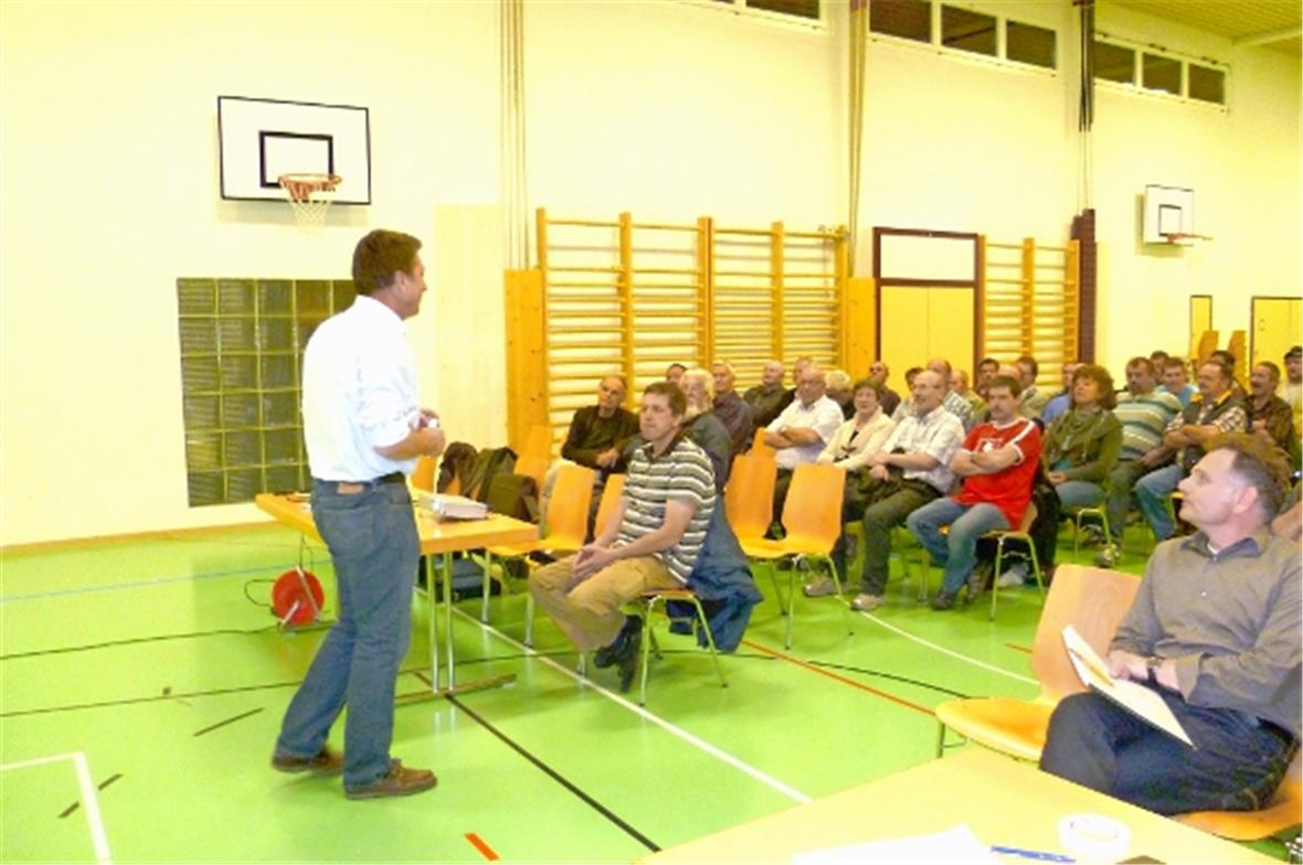 Kreisoberingenieur Markus Wyss beim Schlusswort. Links vorne Gemeinderatspräsident Res Hutzli, rechts vorne Kulturingenieur Pascal Weber.