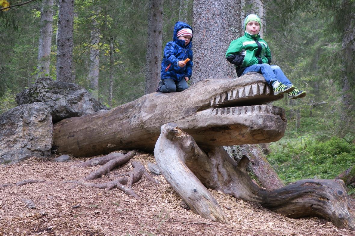 Krokodil bewacht Brätlistelle.