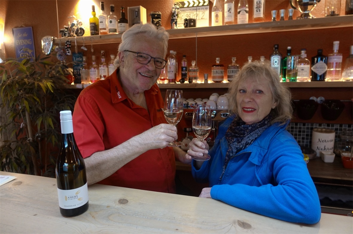 Schwe und Ilona sagen «Good bye»  Künftig werden Hansjürg ’Schwe› Schweizer und Ilona Pesonen vermehrt Zeit haben, zusammen in aller Ruhe ein Glas Wein zu geniessen.