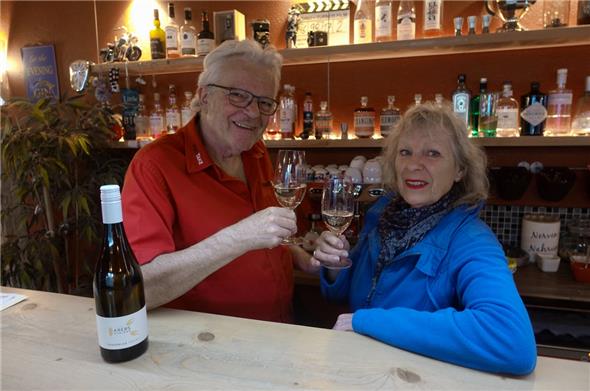 Künftig werden Hansjürg ’Schwe› Schweizer und Ilona Pesonen vermehrt Zeit haben, zusammen in aller Ruhe ein Glas Wein zu geniessen.