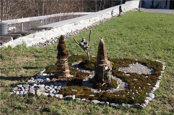 Künstlerisch, mit viel Liebe zum Detail gestaltetes Werk beim Schloss Blankenburg.