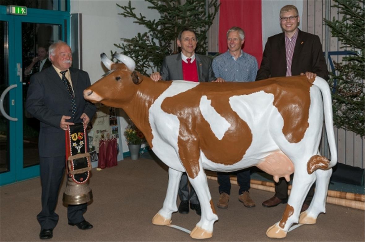 Kuh aus Zweisimmen mit Konsul Willi, Gemeindepraesident Zeller und Bürgermeister...