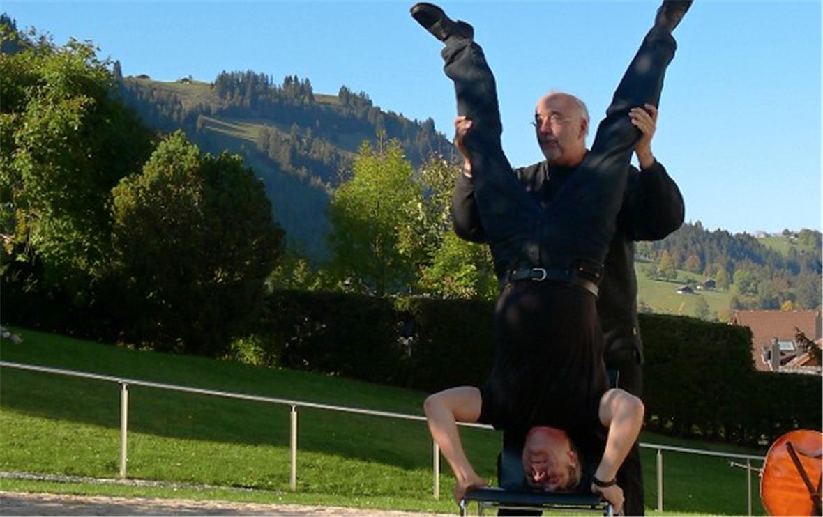 Kulturnacht-Initiant Jules van Enckevort stand Kopf und Jean Pierre Beuret, Zweisimmens Kulturminister unterstützte ihn nicht nur an der Eröffnung: «Kultur hilft uns, die Dinge im Alltag aus einer anderen Perspektive zu sehen. Kultur stellt vieles auf den Kopf, ohne Schaden zu nehmen.»