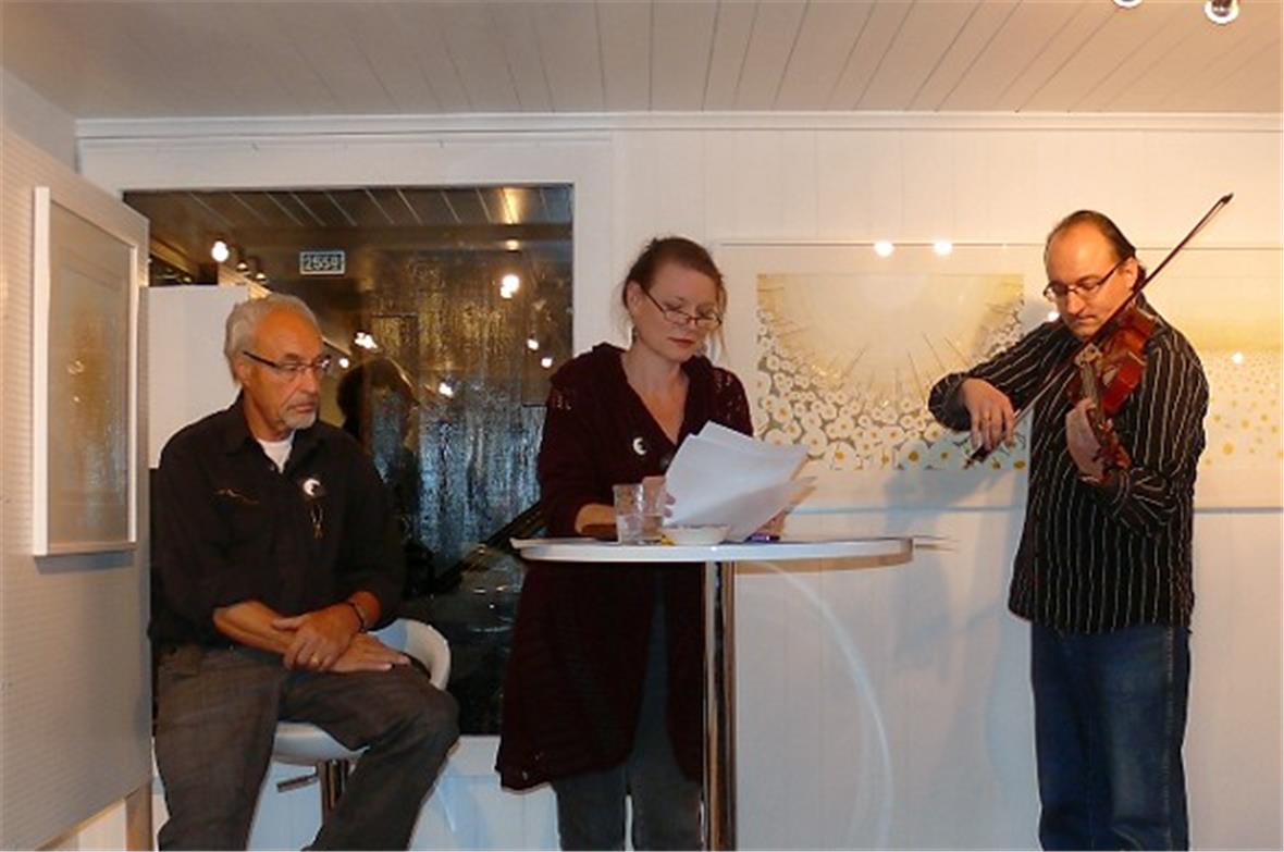 Kunst in Wort, Bild und Musik im Art Bistro. Hans Bonjour (links) schrieb Geschi...