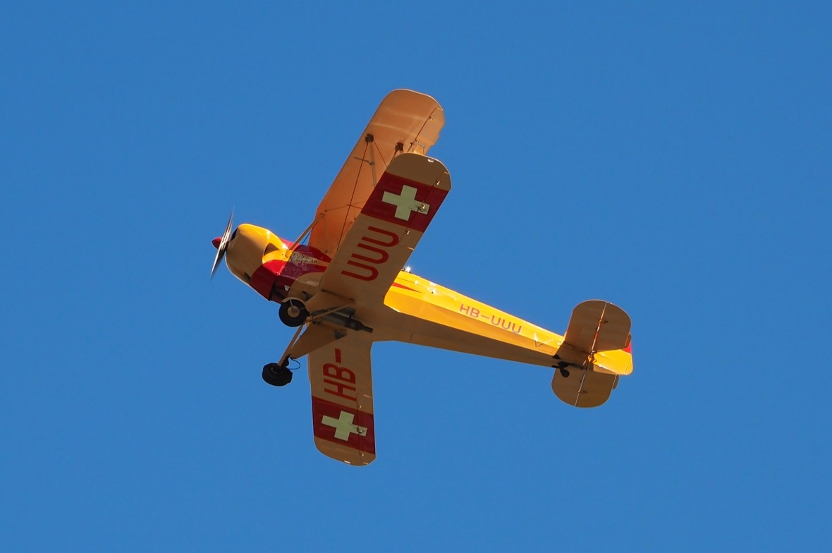 Kunstflug will gelernt sein: Hunterpilot Ueli Leutert zeigt sein Können in einem...