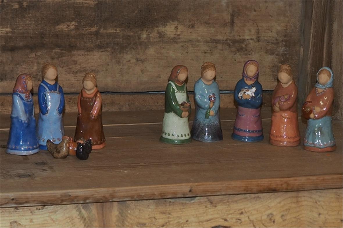 Kunstvoll getöpferte Bauersfrauen bei Dori und Hans Rupp.
