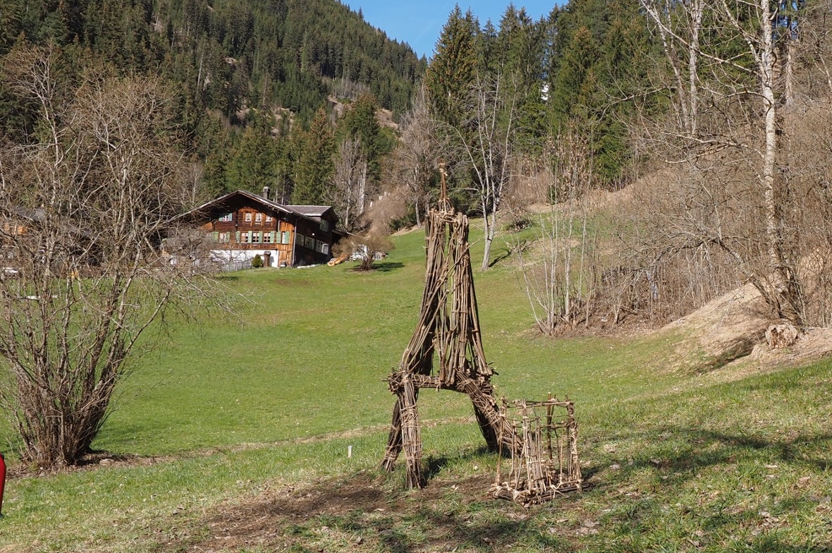 Kunstwerk aus Zweigen.