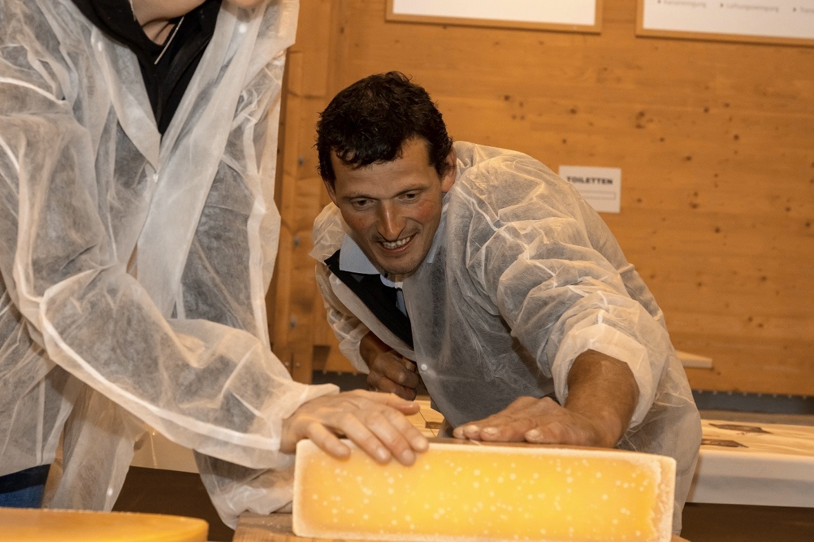 Kurz bevor es losgeht, wird der Käse aufgeschnitten.