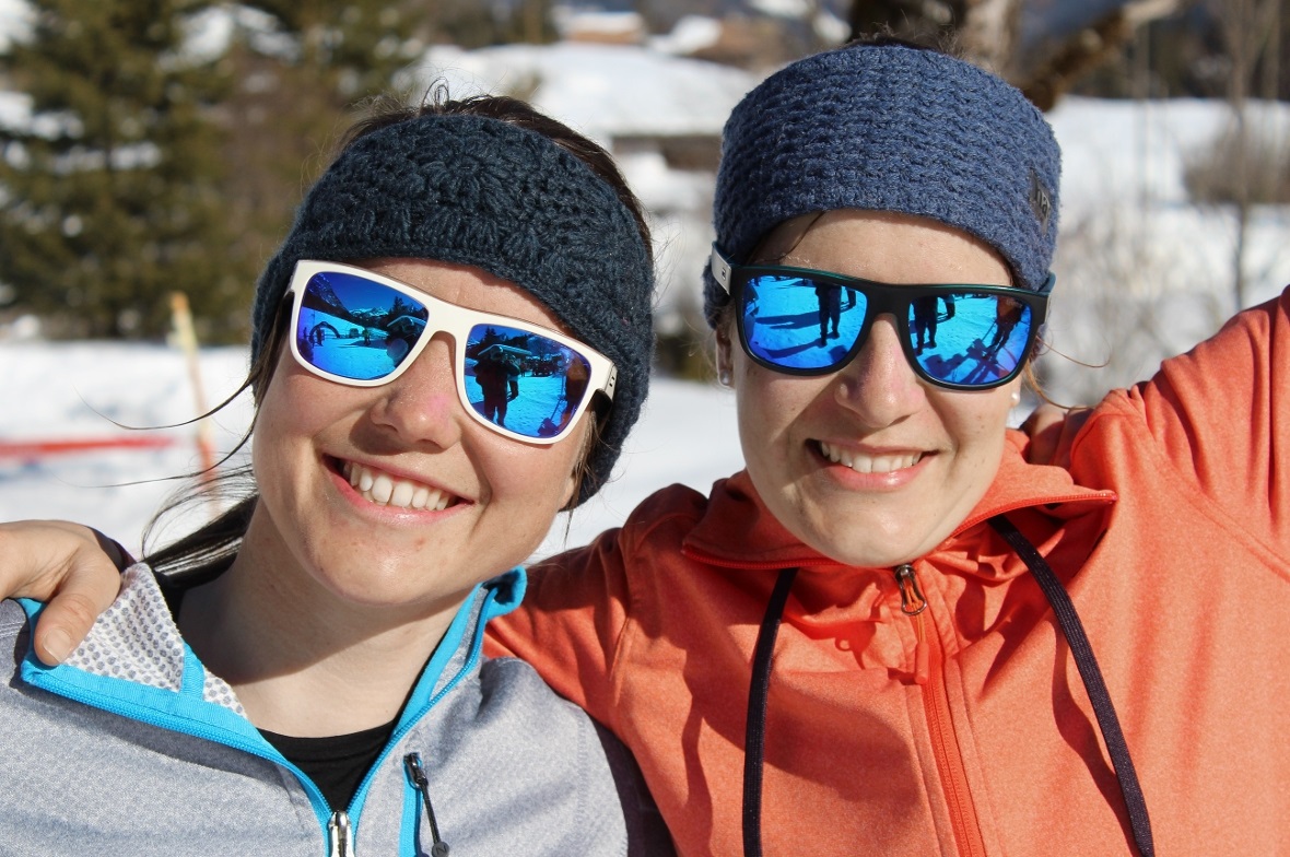 Kurz nach dem Ziel-Einlauf: Zwei der jungen Läuferinnen in bester Laune.