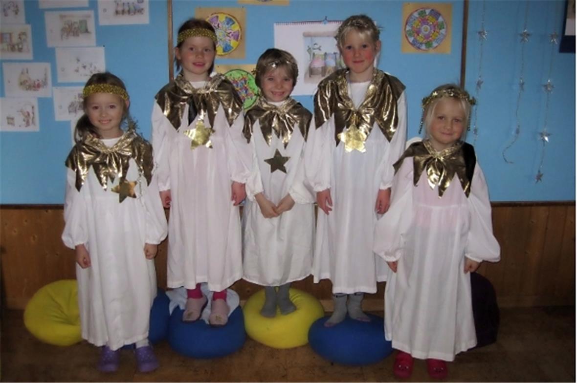 Kurz vor dem Auftritt steigt die Aufregung bei den kleinen Schauspielerinnen und...