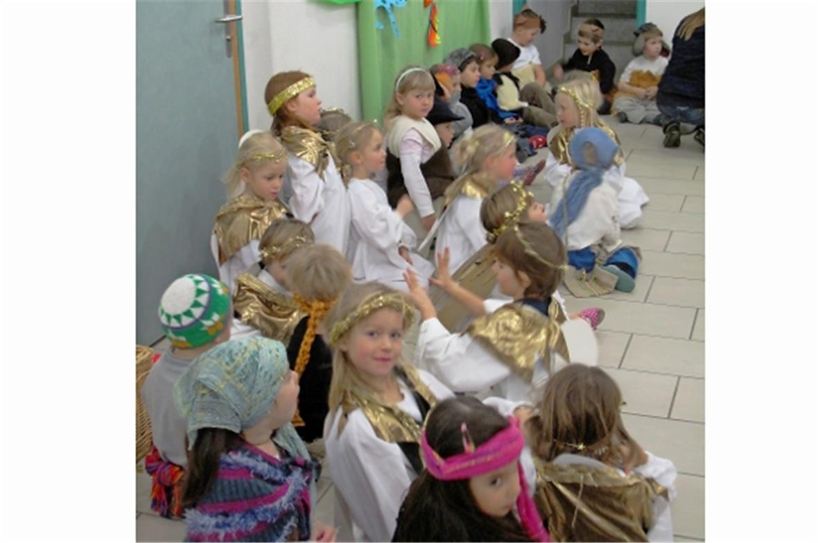 Kurz vor dem Auftritt steigt die Aufregung bei den kleinen Schauspielerinnen und...