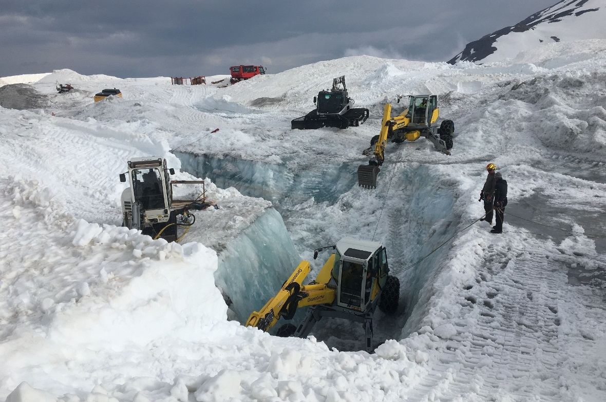 Kurz vor dem Durchbruch: Der Maschineneinsatz ist gewaltig, aber erfolgreich.