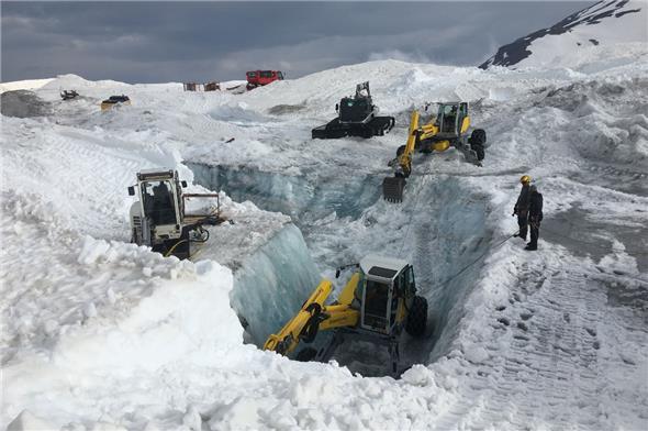 Kurz vor dem Durchbruch: Der Maschineneinsatz ist gewaltig, aber erfolgreich.