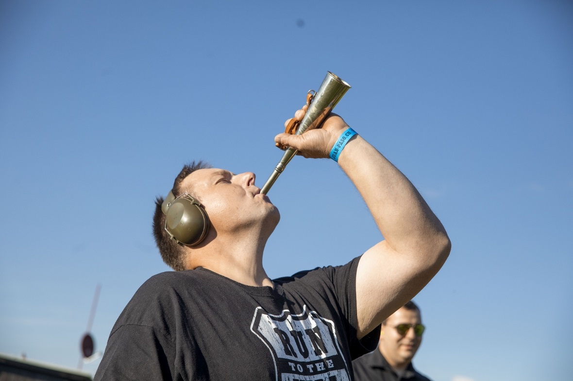 Kurz vor dem Salutschuss wurde mit einem Horn gewarnt.