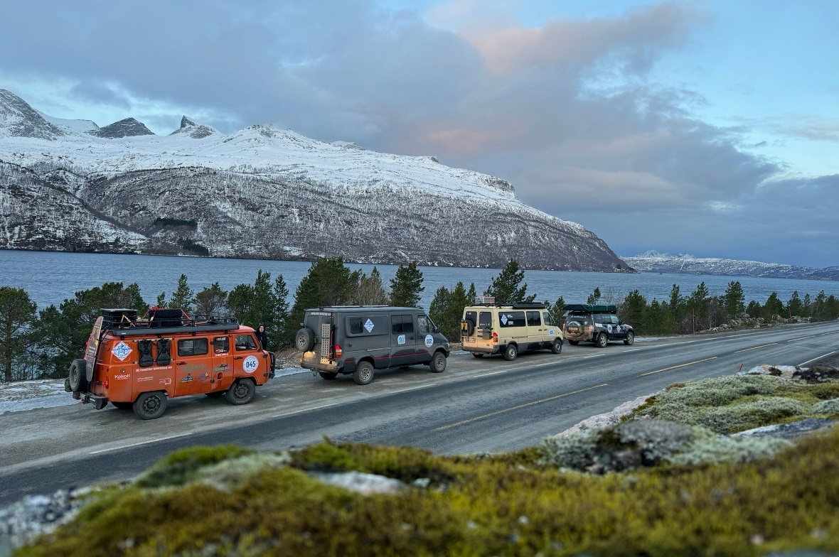 Kurze Rast des Konvois an einem Fijord im Norden Schwedens.