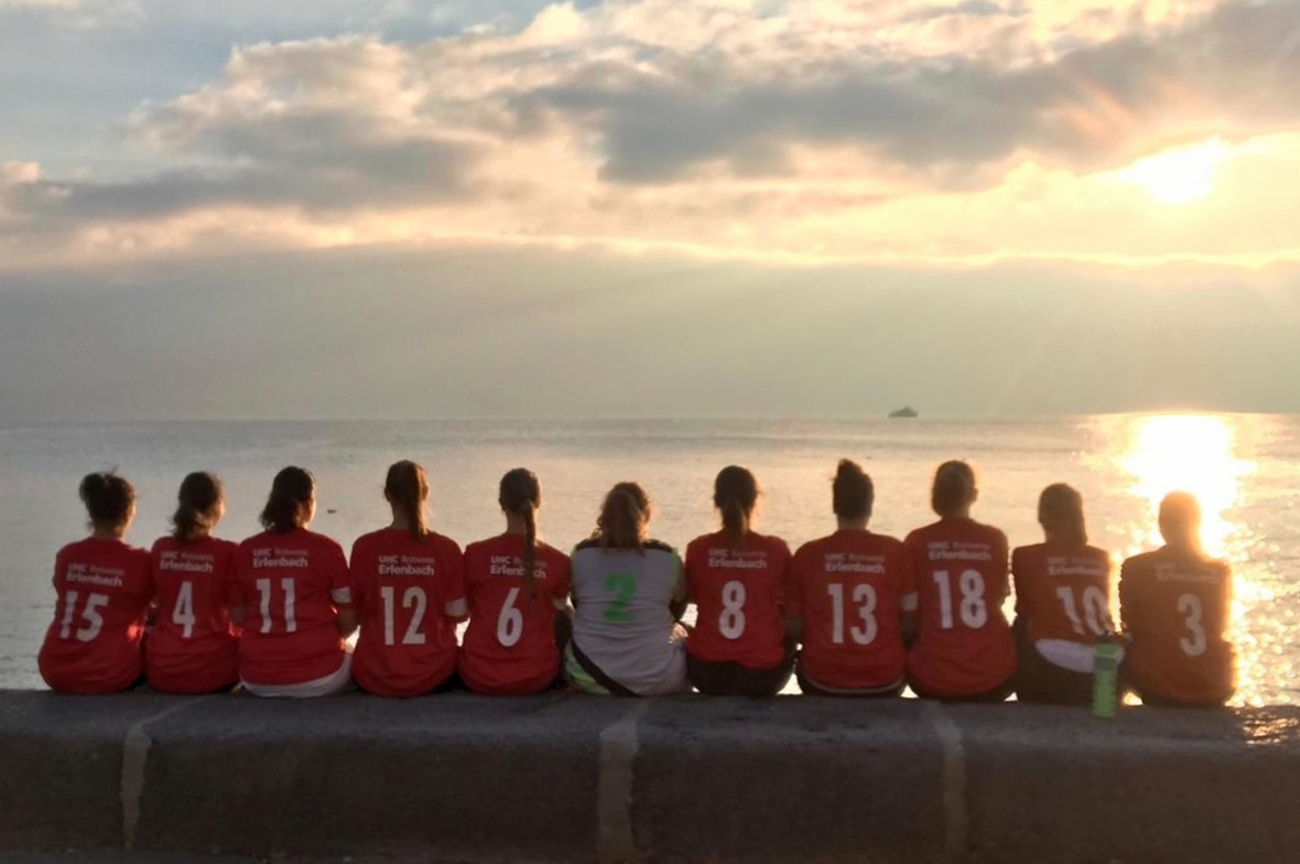 Kurze Spielpause am Genfersee für die Frauen vom UHC Rotweiss Erlenbach.