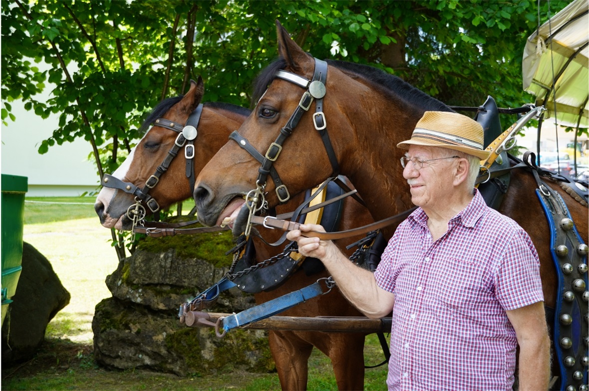 Kutscher Fritz Bösiger mit den Pferden Mirette und Mia.