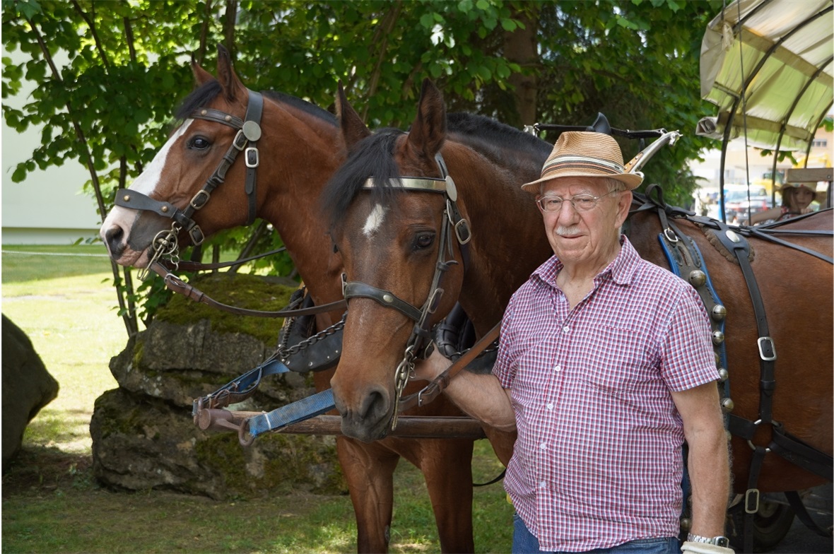 Kutscher Fritz Bösiger mit den Pferden Mirette und Mia.