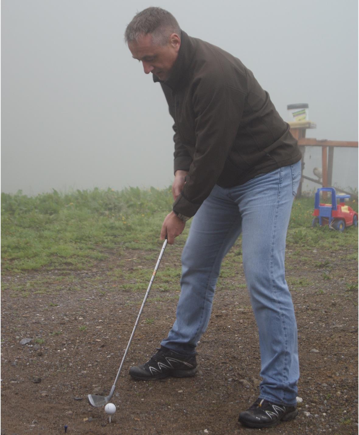 LST-Geschäftsführer Eduardo Zwyssig beim Crossgolf auf Alp Morgeten. Die Kaninchen flüchteten in Deckung…