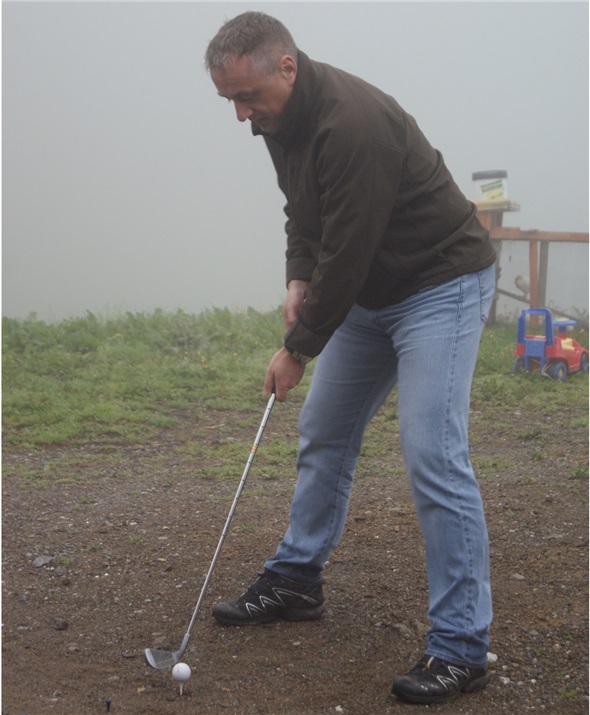 LST-Geschäftsführer Eduardo Zwyssig beim Crossgolf auf Alp Morgeten. Die Kaninchen flüchteten in Deckung…