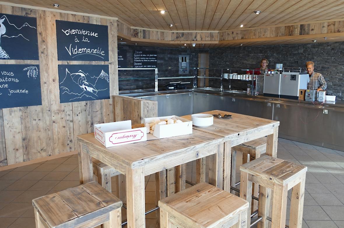 La Videmanette: Bruchstein-Wände und modern rustikale Holzmöbel geben dem bis anhin bunt, aber eher kühl wirkenden Gastraum alpinen Charme.