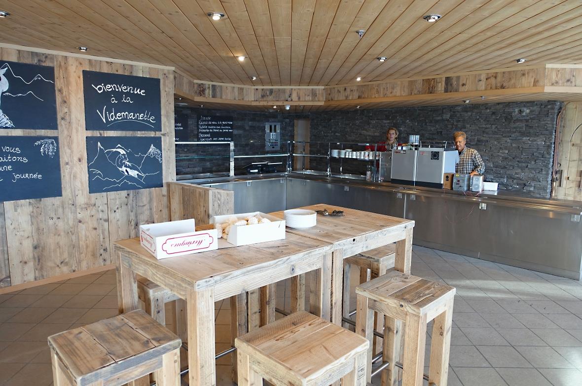 La Videmanette: Bruchstein-Wände und modern rustikale Holzmöbel geben dem bis an...