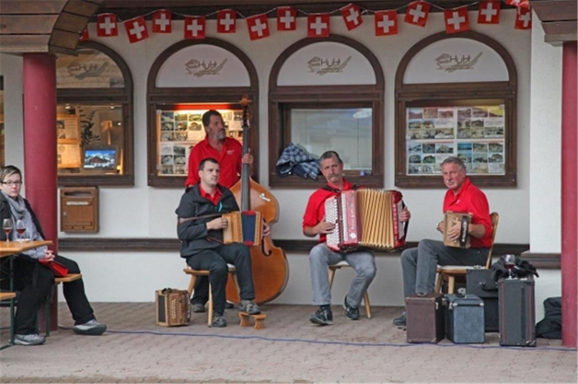 Ländlerfründe Bäderhorn am verregneten ersten August 2015 unter Dach.