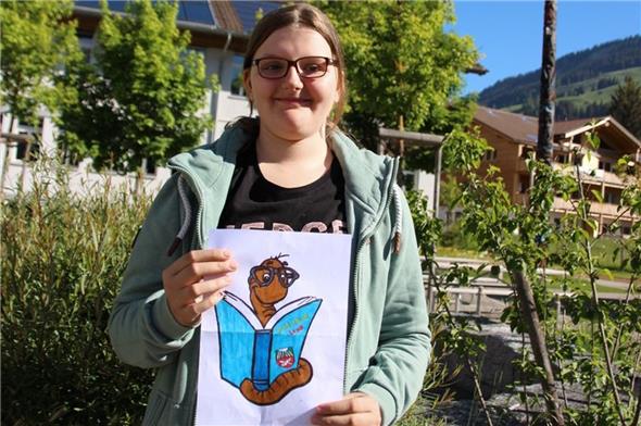 Laetitia Felix, Gewinnerin des Schülerwettbewerbs, mit dem von ihr gestalteten neuen Bibliotheks-Logo.